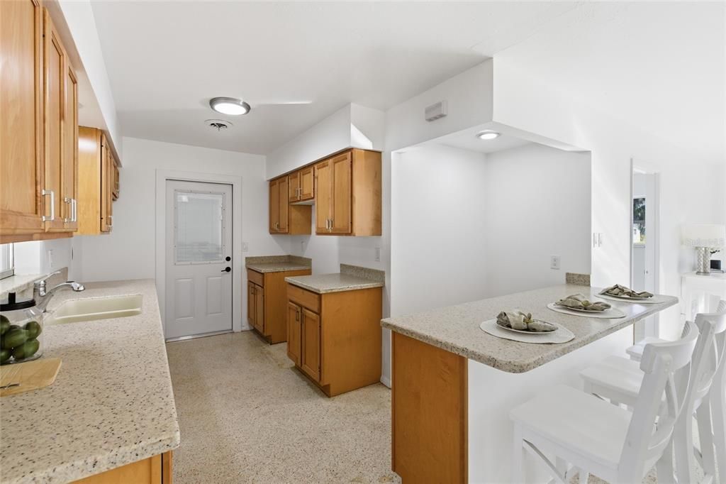 Под контрактом: $299,000 (3 спален, 2 ванн, 1827 Квадратных фут)