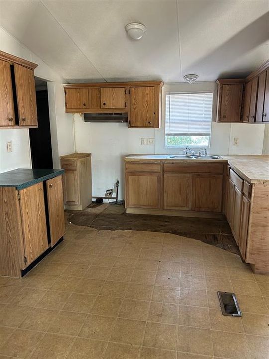 待售: $145,000 (3 贝兹, 2 浴室, 1404 平方英尺)