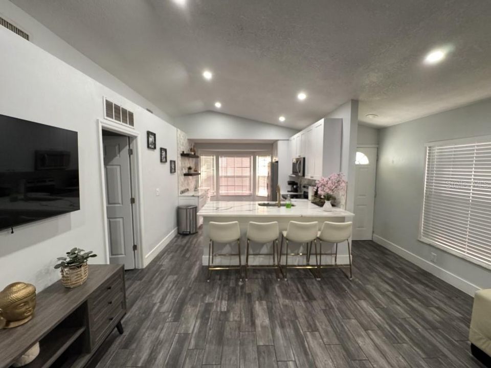 Activo con contrato: $329,000 (3 camas, 2 baños, 1125 Pies cuadrados)