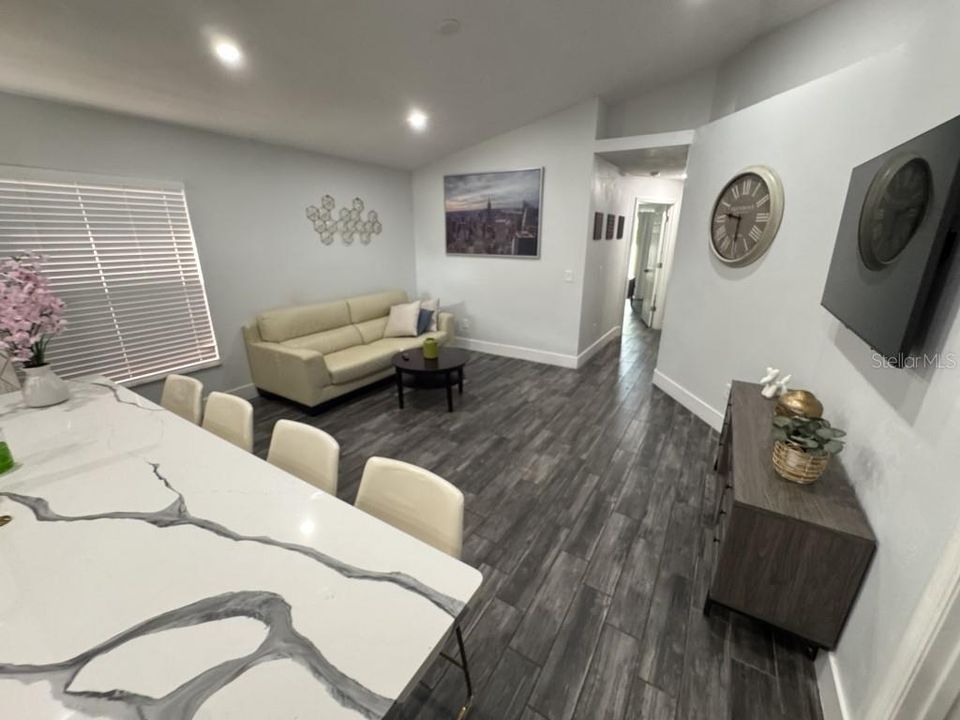 Activo con contrato: $329,000 (3 camas, 2 baños, 1125 Pies cuadrados)