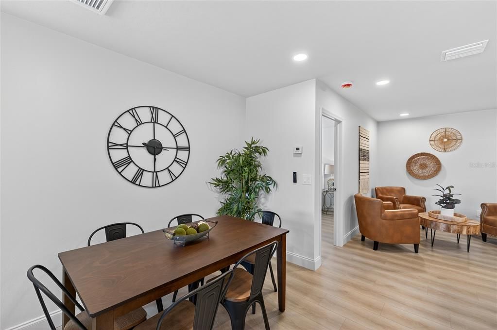 En Venta: $439,000 (4 camas, 2 baños, 1548 Pies cuadrados)