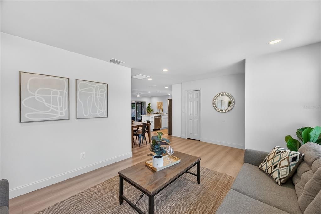 En Venta: $439,000 (4 camas, 2 baños, 1548 Pies cuadrados)