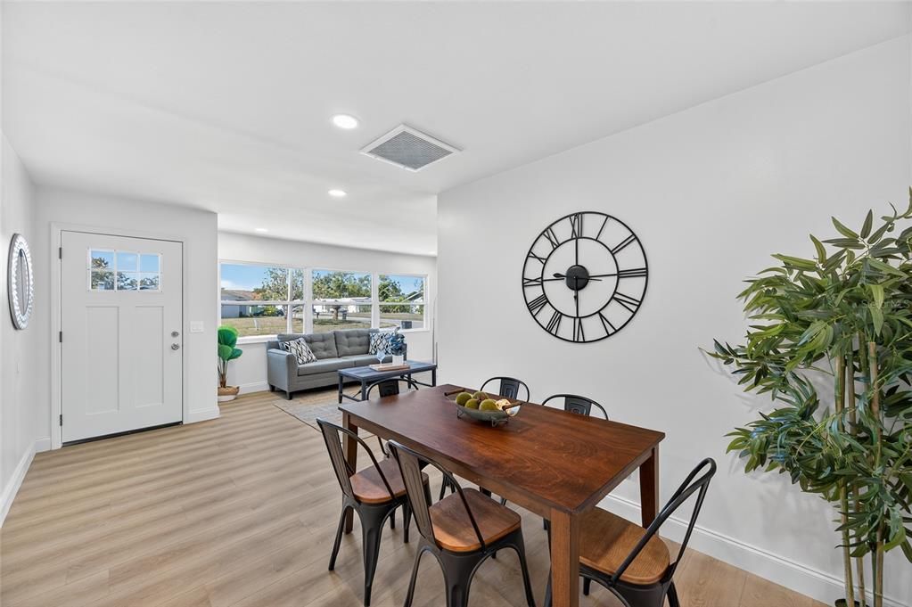 En Venta: $439,000 (4 camas, 2 baños, 1548 Pies cuadrados)