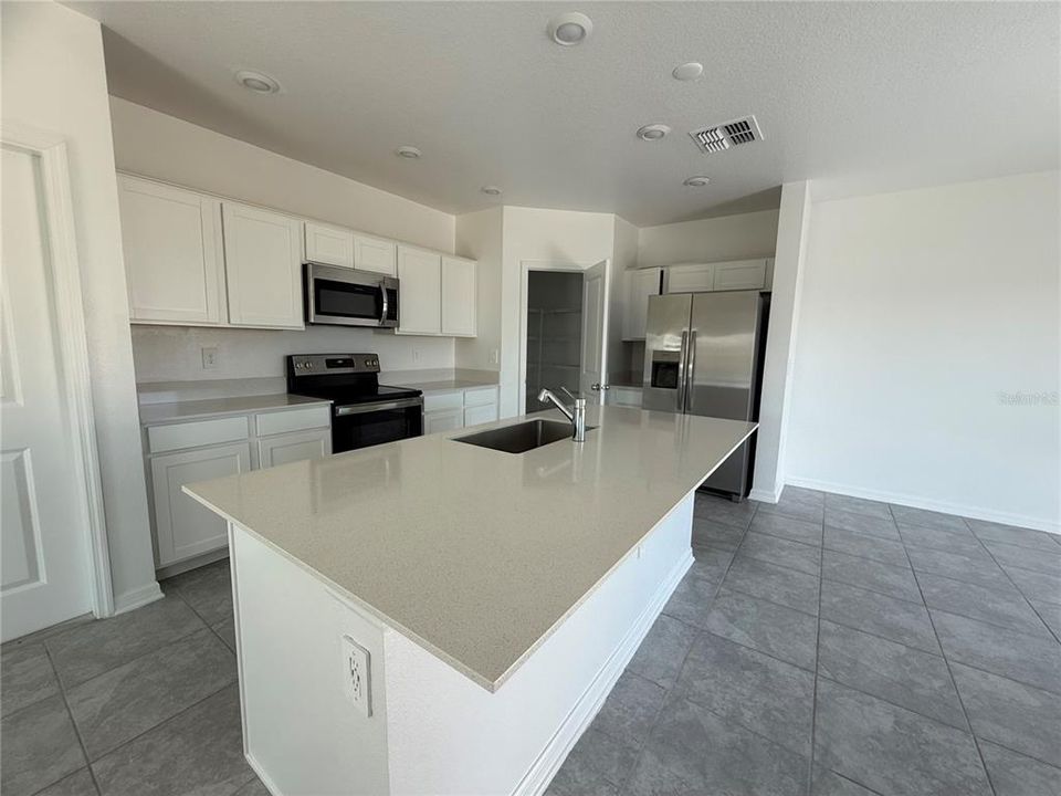 出租: $2,300 (4 贝兹, 2 浴室, 1933 平方英尺)