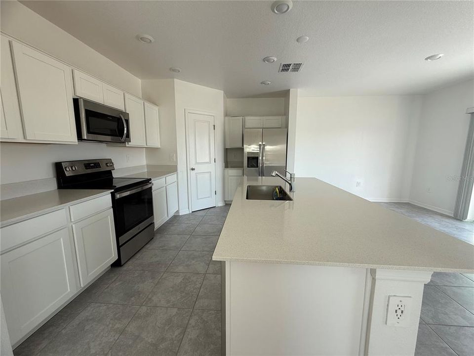 出租: $2,300 (4 贝兹, 2 浴室, 1933 平方英尺)