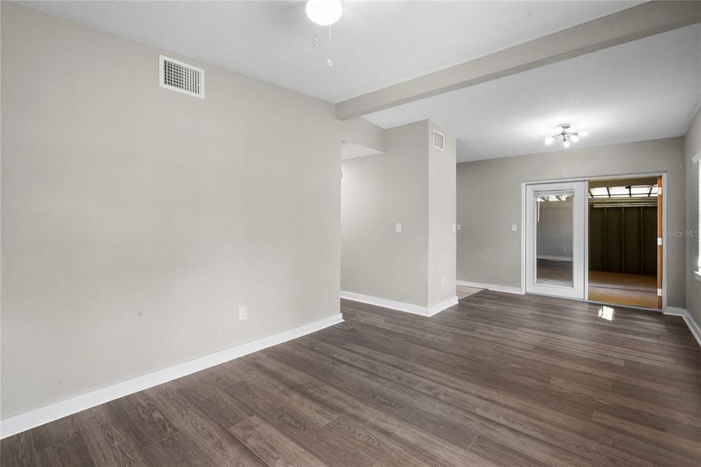 Active With Contract: $250,000 (3 beds, 1 baths, 864 Square Feet)