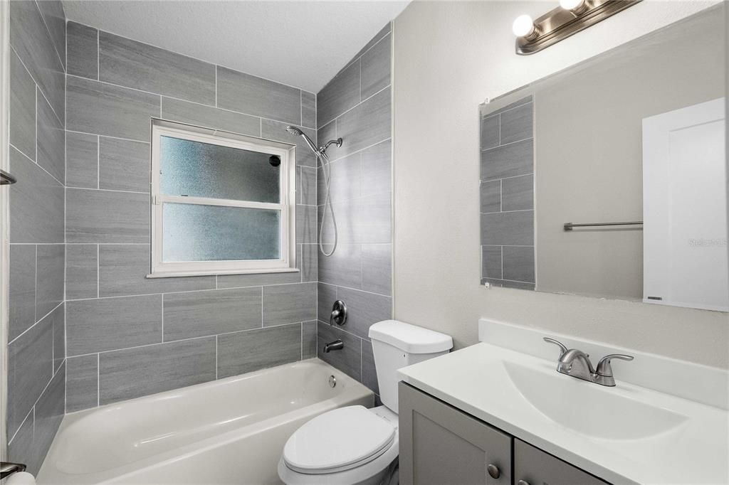 Active With Contract: $250,000 (3 beds, 1 baths, 864 Square Feet)