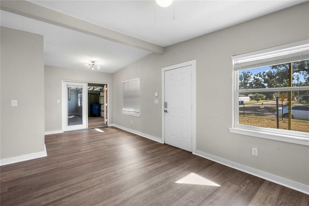 Active With Contract: $250,000 (3 beds, 1 baths, 864 Square Feet)