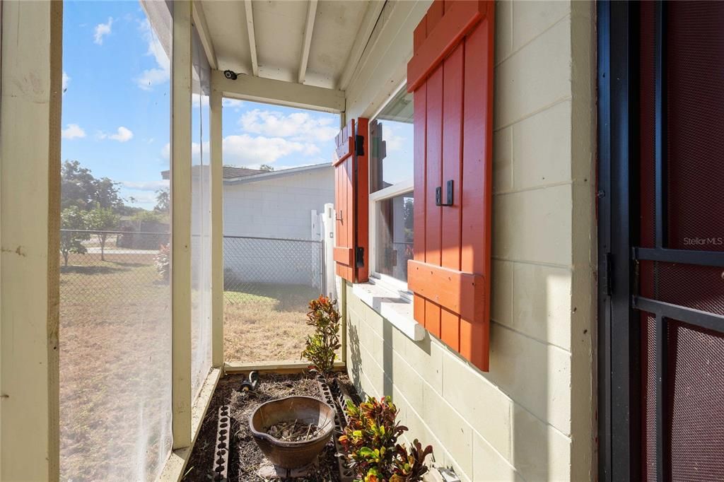 Active With Contract: $250,000 (3 beds, 1 baths, 864 Square Feet)