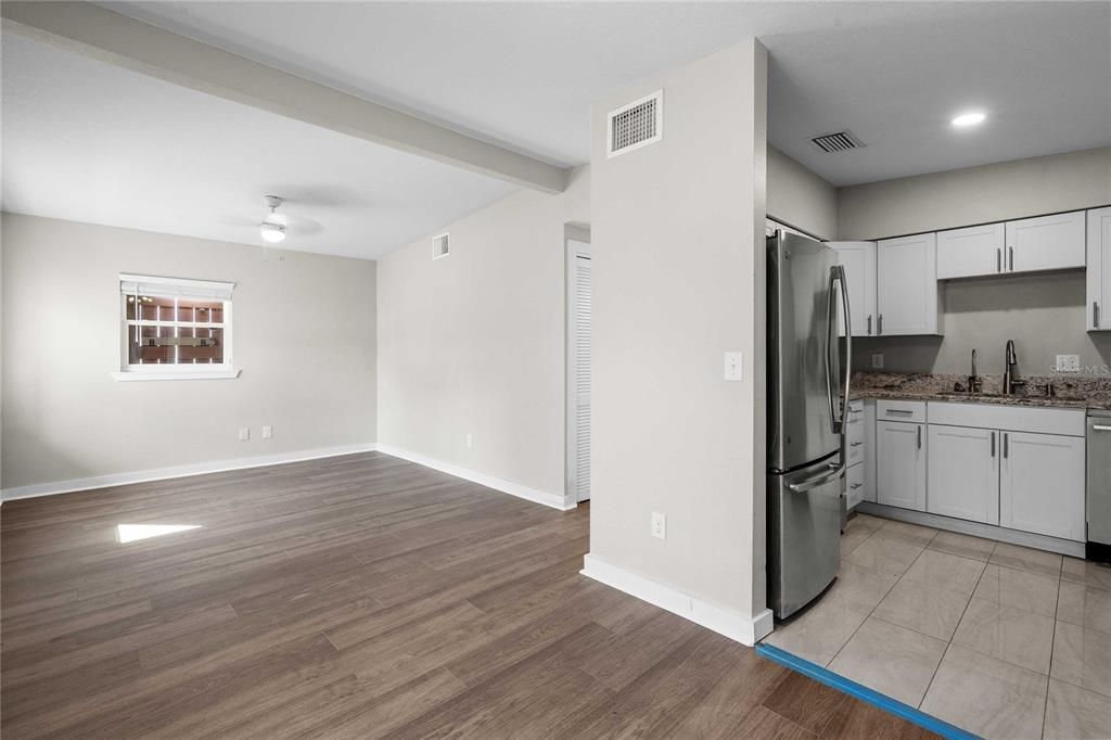 Active With Contract: $250,000 (3 beds, 1 baths, 864 Square Feet)