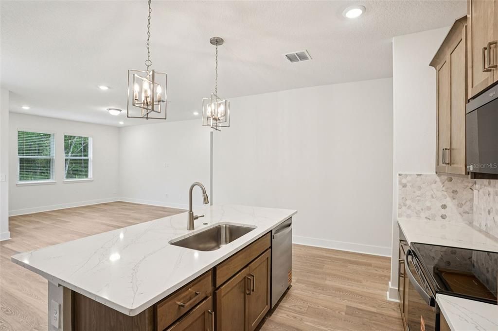 На продажу: $417,730 (4 спален, 2 ванн, 1908 Квадратных фут)