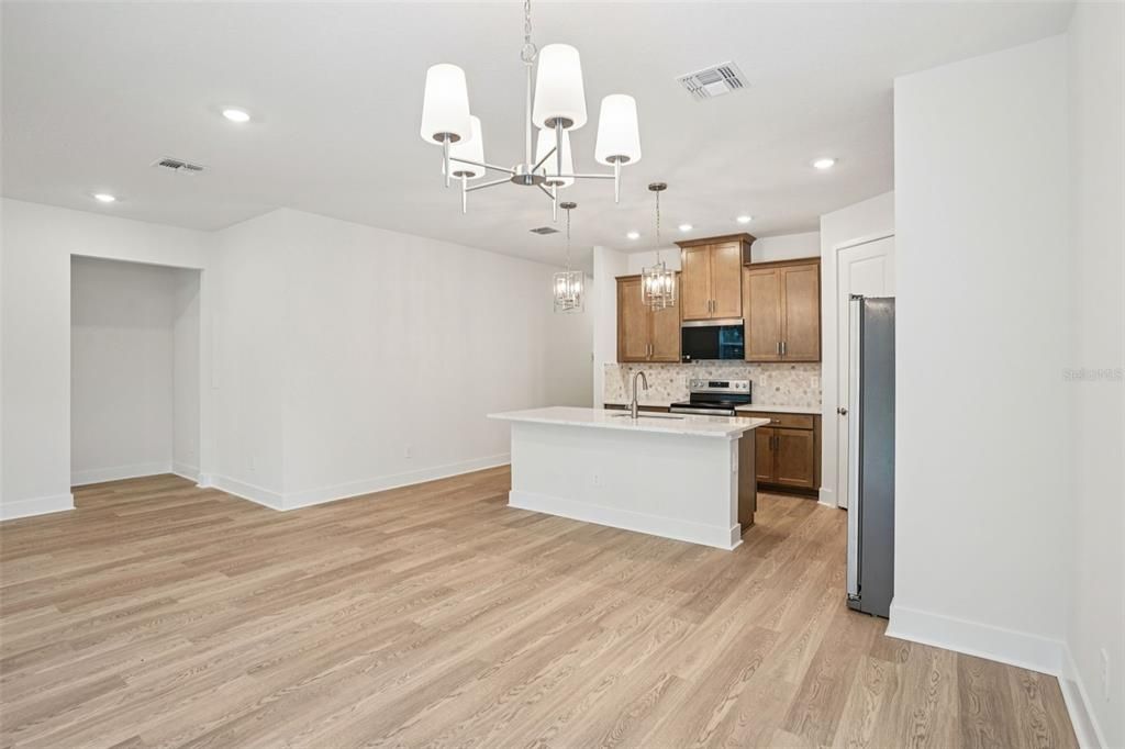 На продажу: $417,730 (4 спален, 2 ванн, 1908 Квадратных фут)