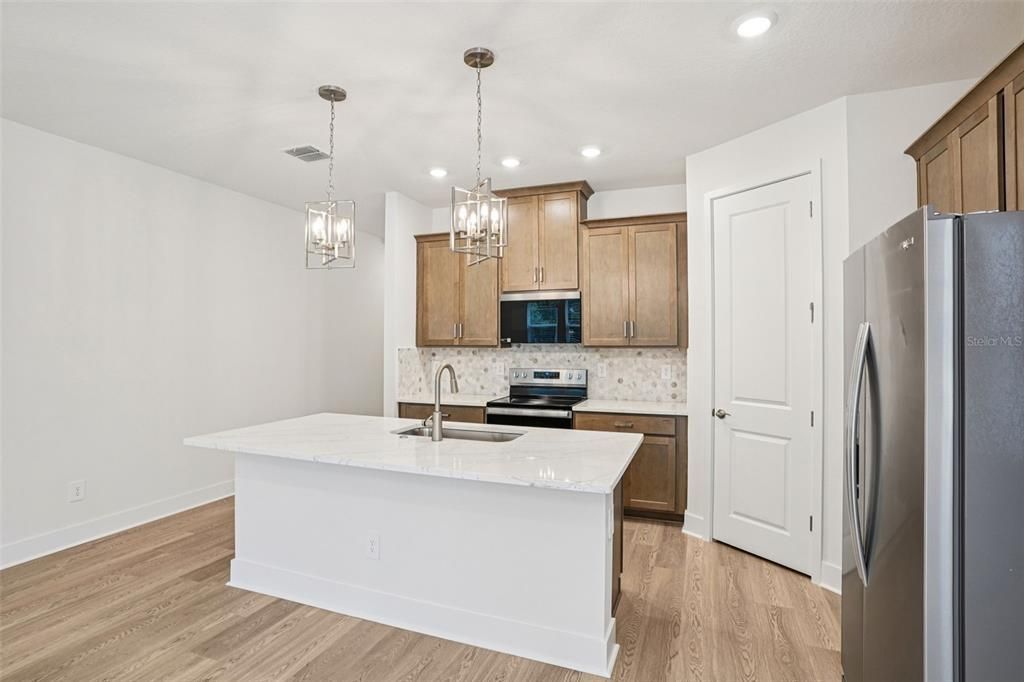 На продажу: $417,730 (4 спален, 2 ванн, 1908 Квадратных фут)