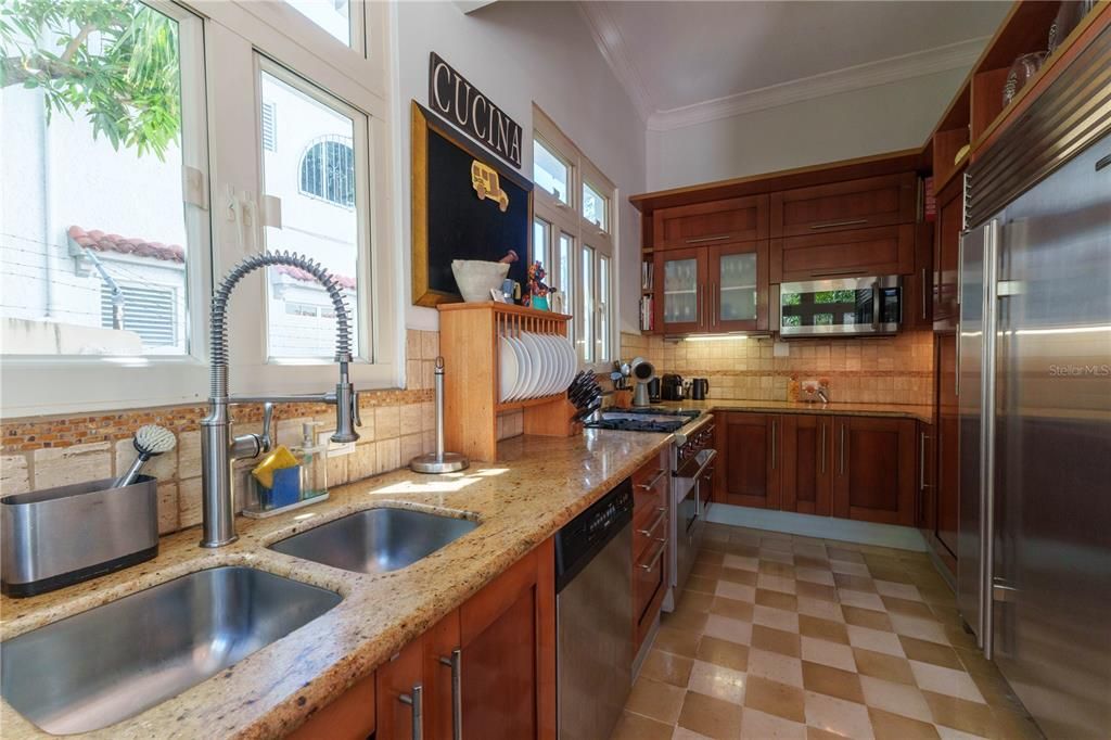 На продажу: $2,200,000 (5 спален, 3 ванн, 4100 Квадратных фут)