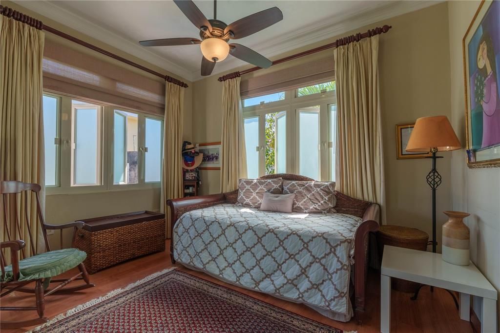 На продажу: $2,200,000 (5 спален, 3 ванн, 4100 Квадратных фут)