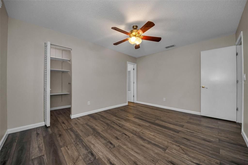 Activo con contrato: $389,900 (3 camas, 2 baños, 1494 Pies cuadrados)