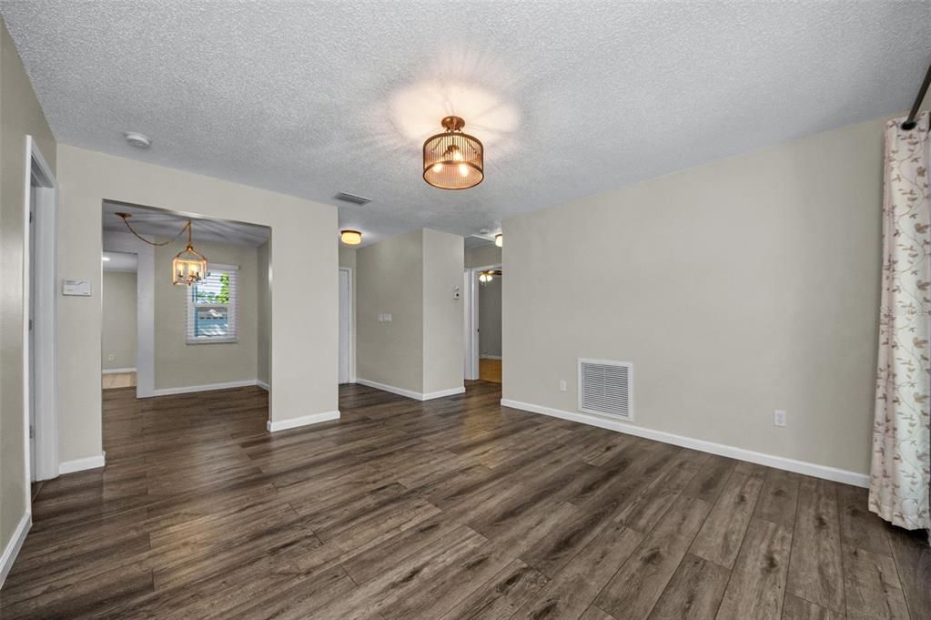 Activo con contrato: $389,900 (3 camas, 2 baños, 1494 Pies cuadrados)