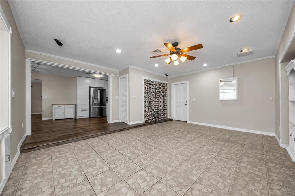 Activo con contrato: $389,900 (3 camas, 2 baños, 1494 Pies cuadrados)