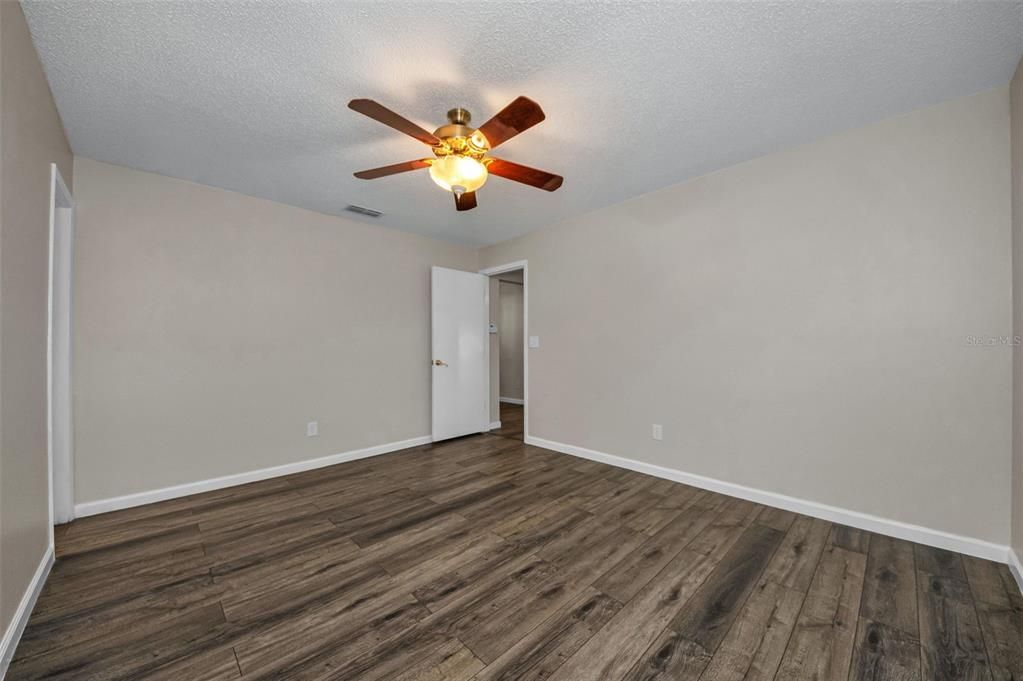 Activo con contrato: $389,900 (3 camas, 2 baños, 1494 Pies cuadrados)