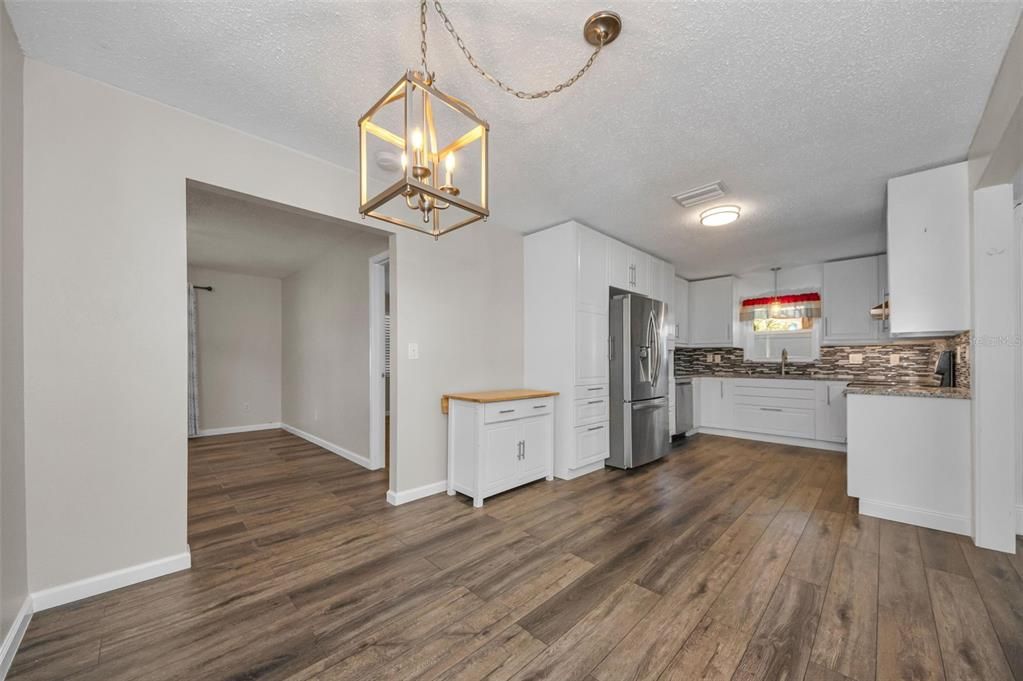 Activo con contrato: $389,900 (3 camas, 2 baños, 1494 Pies cuadrados)