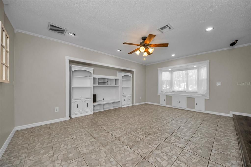 Activo con contrato: $389,900 (3 camas, 2 baños, 1494 Pies cuadrados)