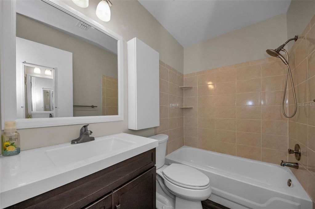 Activo con contrato: $389,900 (3 camas, 2 baños, 1494 Pies cuadrados)