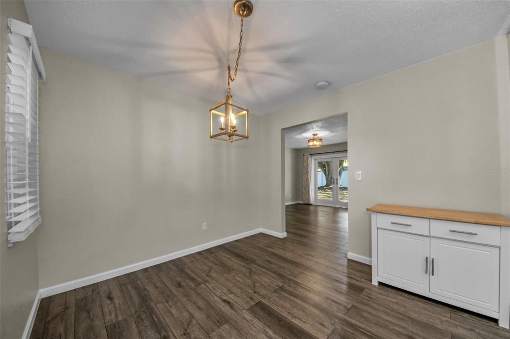 Activo con contrato: $389,900 (3 camas, 2 baños, 1494 Pies cuadrados)