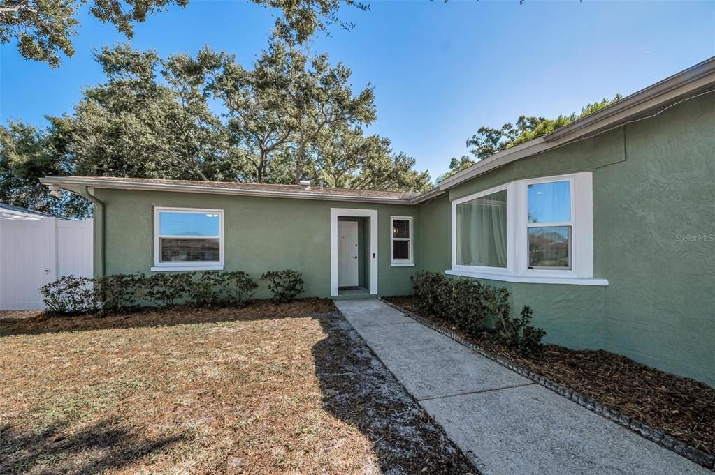 Activo con contrato: $389,900 (3 camas, 2 baños, 1494 Pies cuadrados)