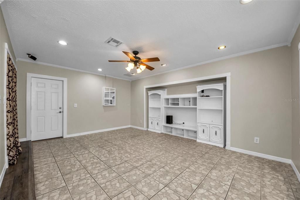 Activo con contrato: $389,900 (3 camas, 2 baños, 1494 Pies cuadrados)