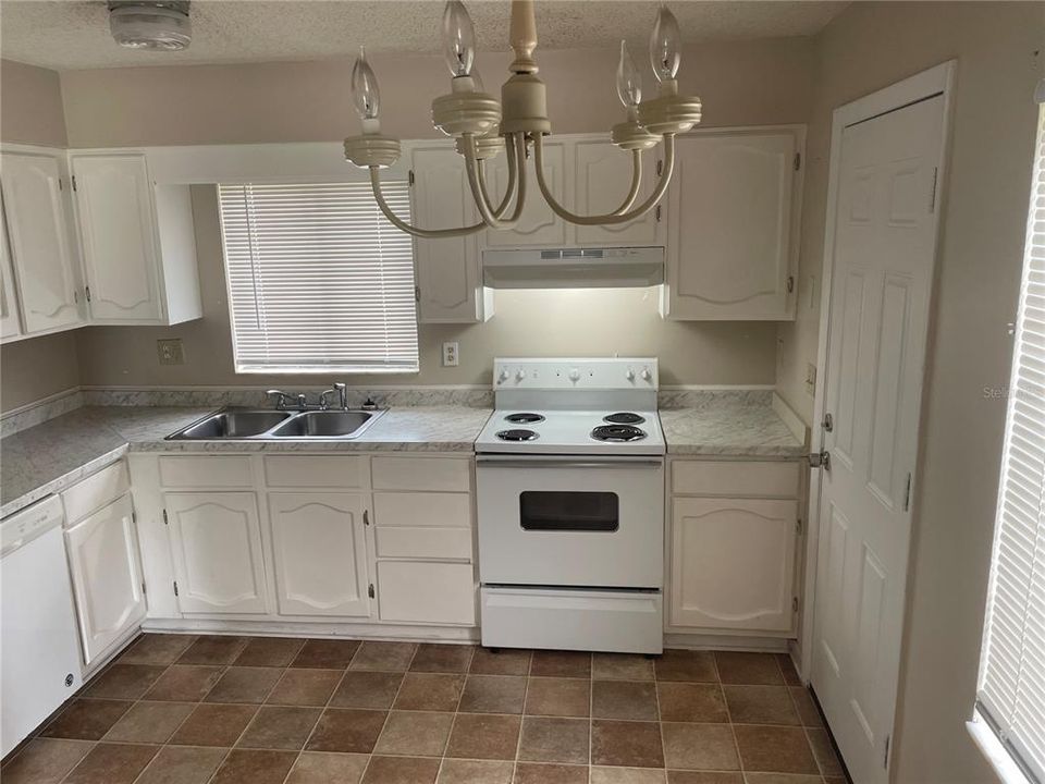 For Rent: $1,195 (2 beds, 1 baths, 925 Square Feet)