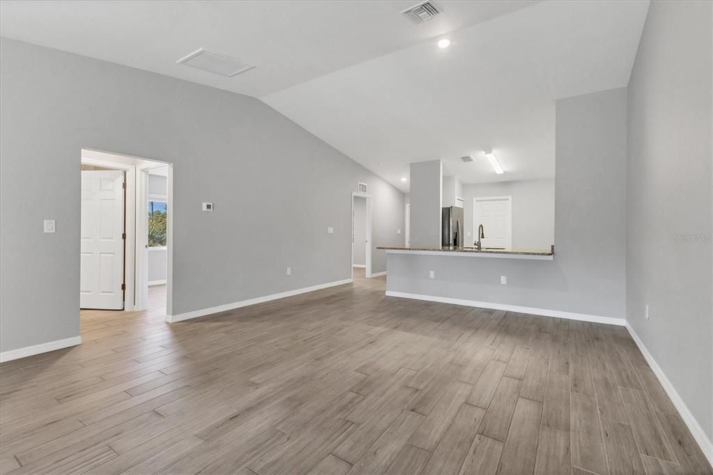 合同活跃: $445,000 (6 贝兹, 0 浴室, 2578 平方英尺)