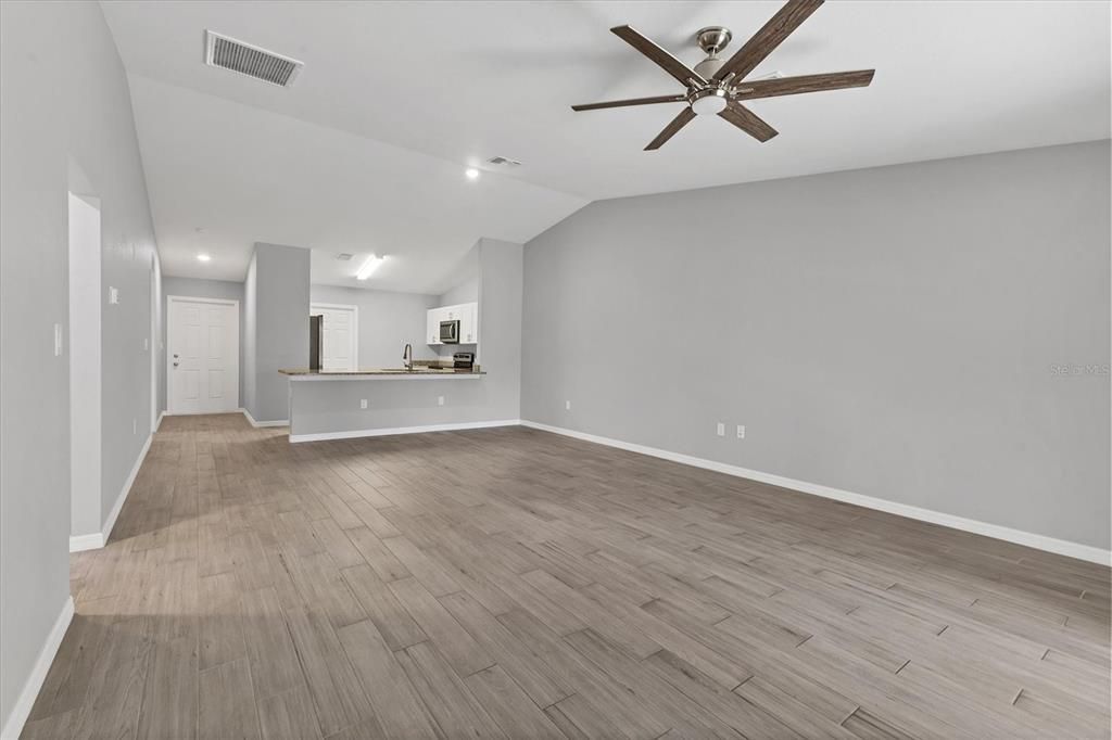 合同活跃: $445,000 (6 贝兹, 0 浴室, 2578 平方英尺)