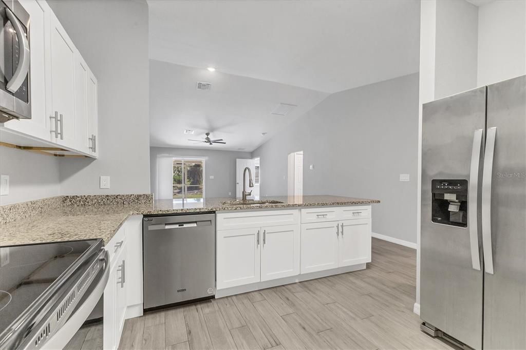 合同活跃: $445,000 (6 贝兹, 0 浴室, 2578 平方英尺)