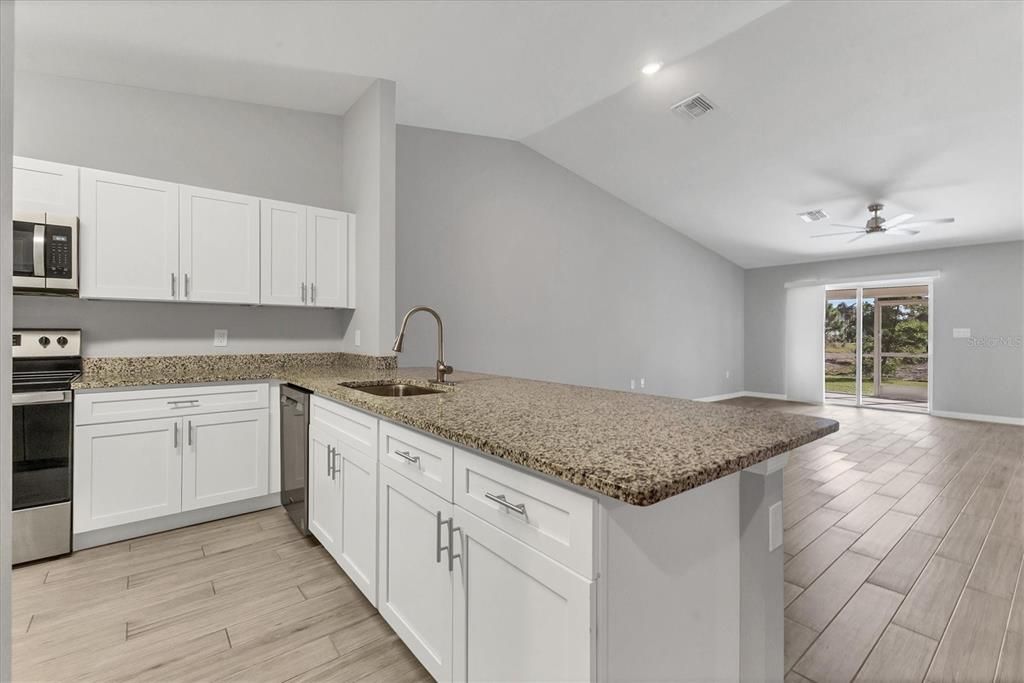 合同活跃: $445,000 (6 贝兹, 0 浴室, 2578 平方英尺)