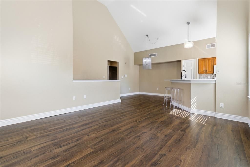 For Sale: $295,000 (3 beds, 2 baths, 1373 Square Feet)