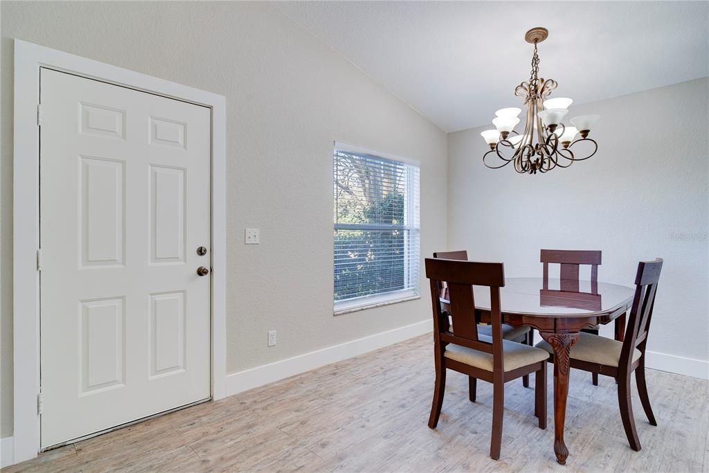 На продажу: $300,000 (4 спален, 2 ванн, 1312 Квадратных фут)