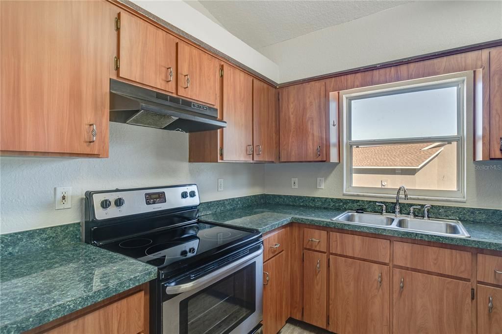 На продажу: $300,000 (4 спален, 2 ванн, 1312 Квадратных фут)