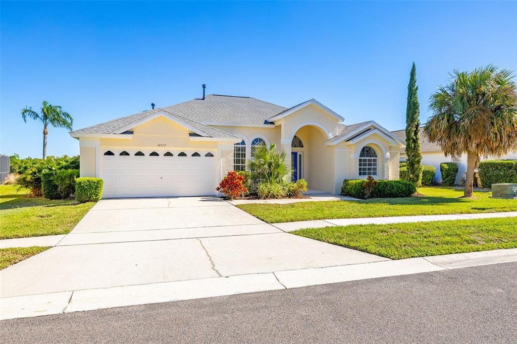 For Sale: $549,999 (5 beds, 4 baths, 2324 Square Feet)