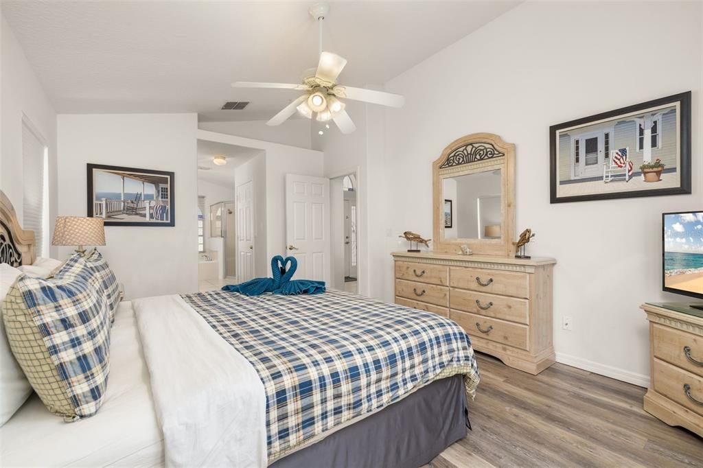 For Sale: $549,999 (5 beds, 4 baths, 2324 Square Feet)