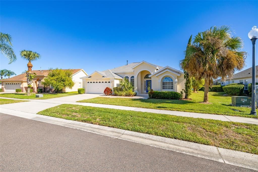 For Sale: $549,999 (5 beds, 4 baths, 2324 Square Feet)