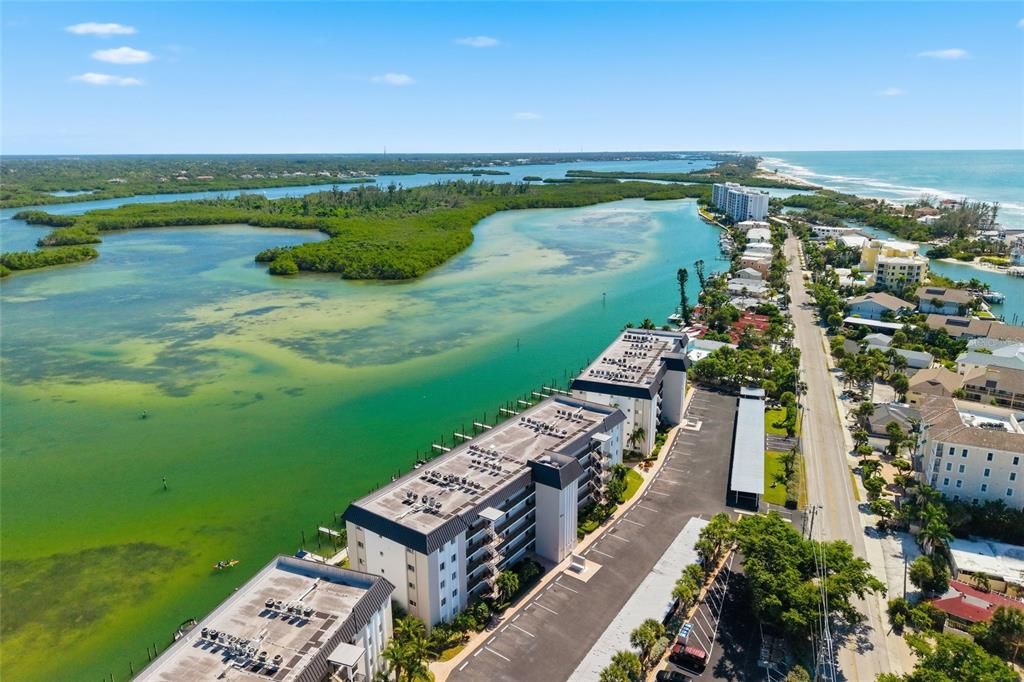 Active With Contract: $579,000 (2 beds, 2 baths, 1093 Square Feet)