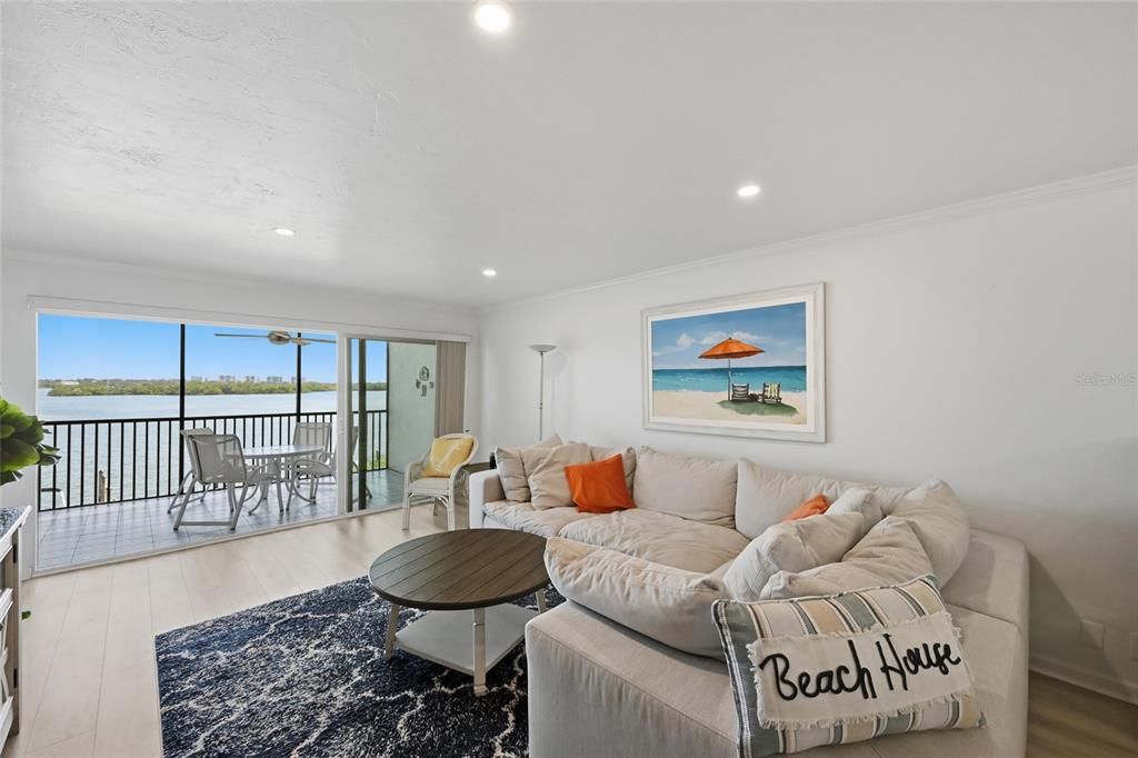 Active With Contract: $579,000 (2 beds, 2 baths, 1093 Square Feet)