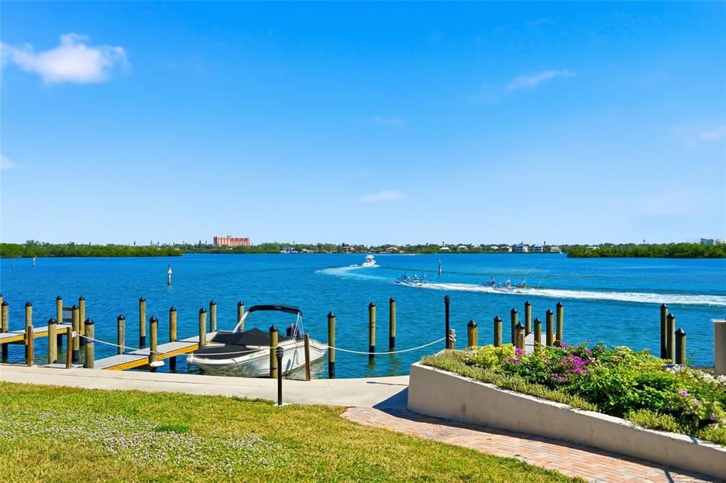 Active With Contract: $579,000 (2 beds, 2 baths, 1093 Square Feet)