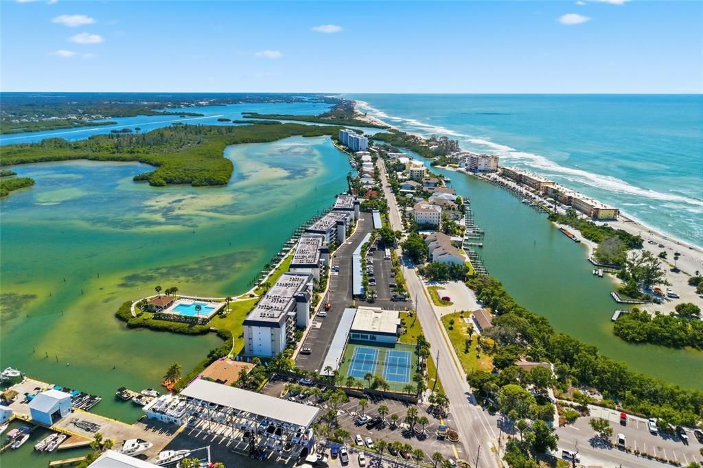 Active With Contract: $579,000 (2 beds, 2 baths, 1093 Square Feet)