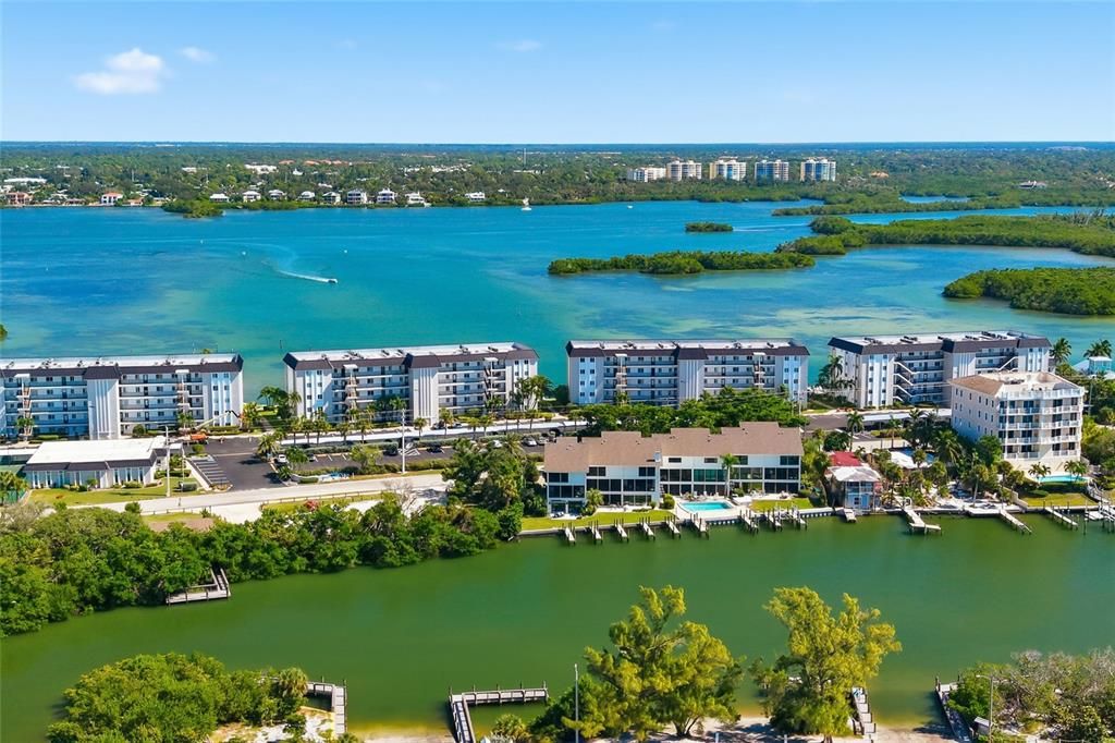 Active With Contract: $579,000 (2 beds, 2 baths, 1093 Square Feet)