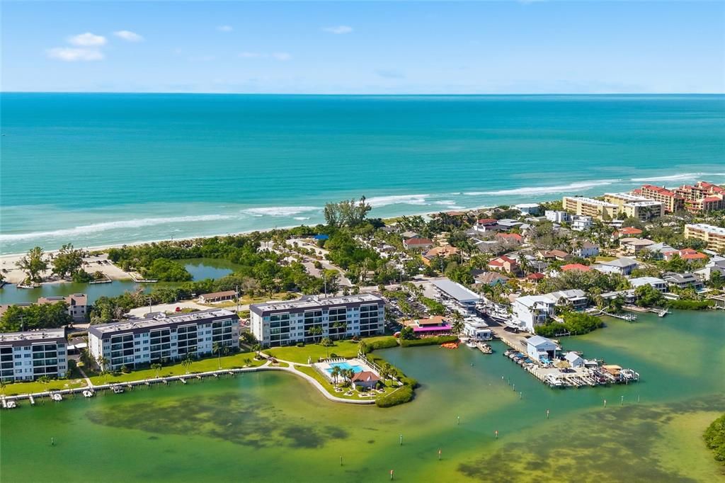 Active With Contract: $579,000 (2 beds, 2 baths, 1093 Square Feet)