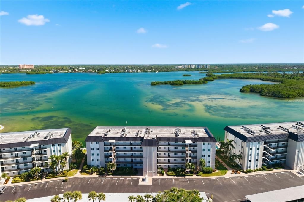 Active With Contract: $579,000 (2 beds, 2 baths, 1093 Square Feet)