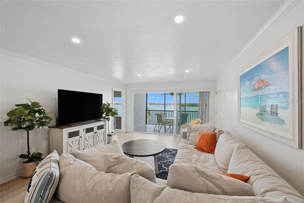 Active With Contract: $579,000 (2 beds, 2 baths, 1093 Square Feet)