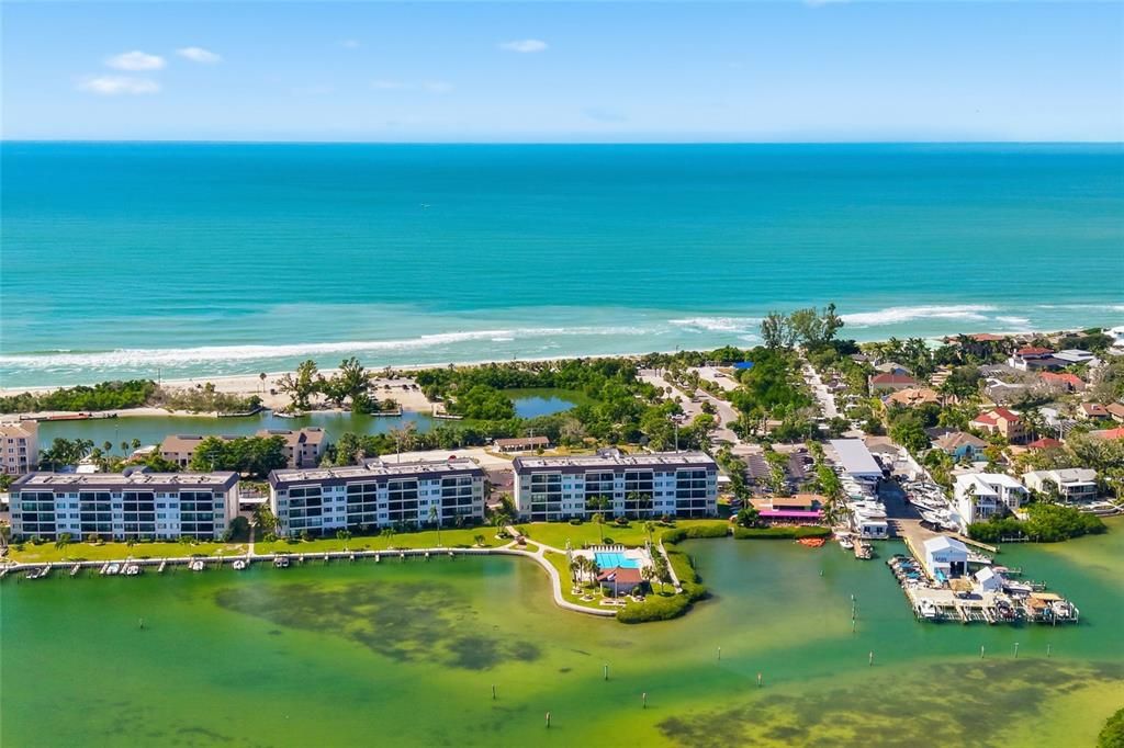 Active With Contract: $579,000 (2 beds, 2 baths, 1093 Square Feet)