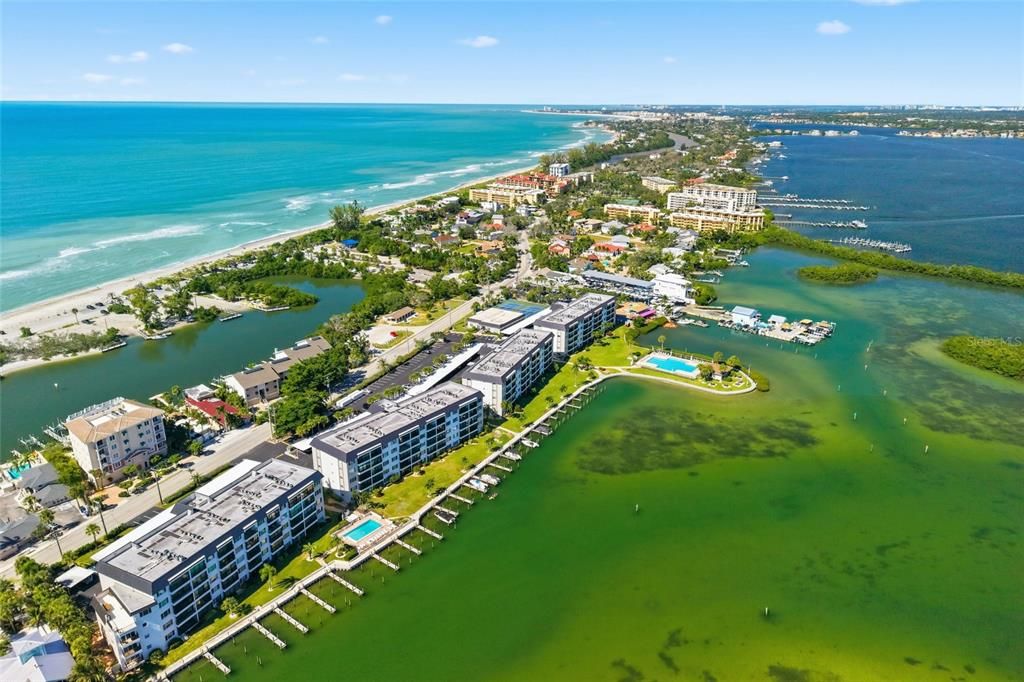 Active With Contract: $579,000 (2 beds, 2 baths, 1093 Square Feet)